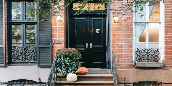 Cómo decorar la entrada exterior de una casa