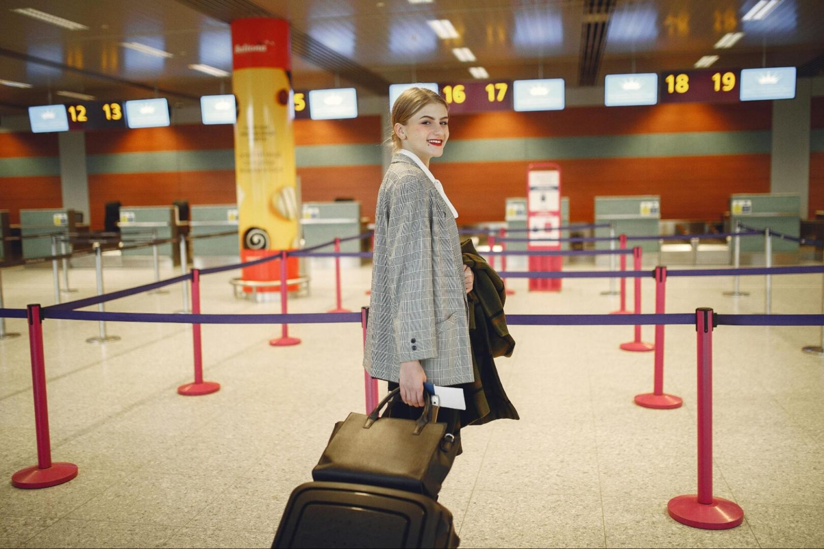 Una mujer en el aeropuerto lista para irse a vivir a otra ciudad sola