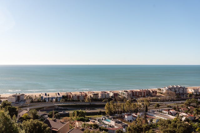 Un ejemplo de obra nueva en primera línea de playa con vistas al mar